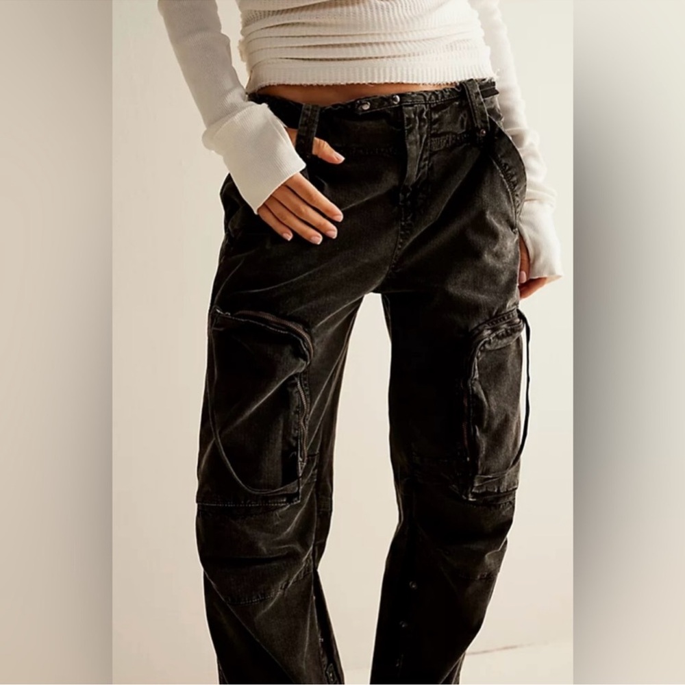 NWOT FREE PEOPLE We The Free Can't Compare Cargo Pants In Black SZ: L - Picture 3 of 11